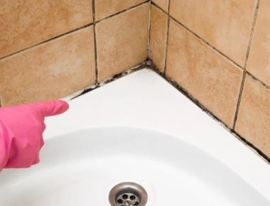 Πώς βγαίνει η μούχλα από τα δύσκολα σημεία στο μπάνιο; (βίντεο)